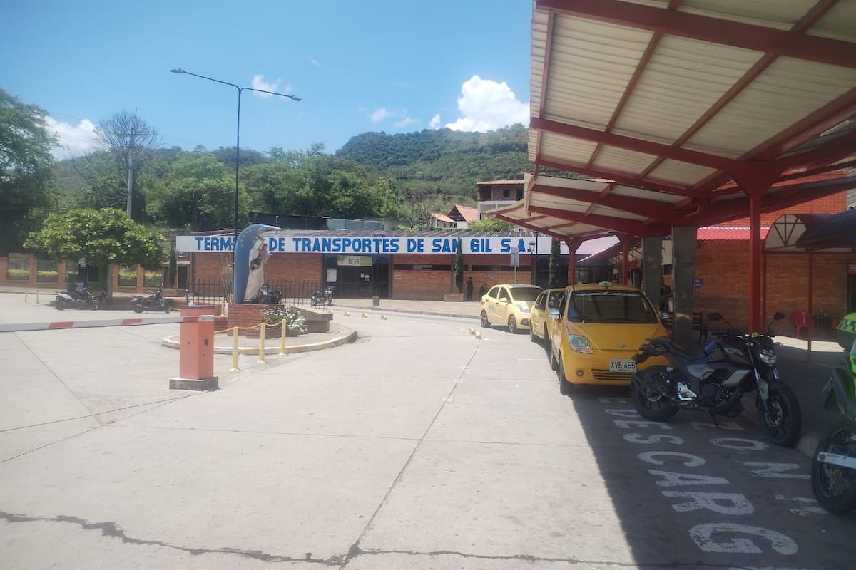 El terminal de Transportes de San Gil permanece sin clientes, con poca oferta de viajes.