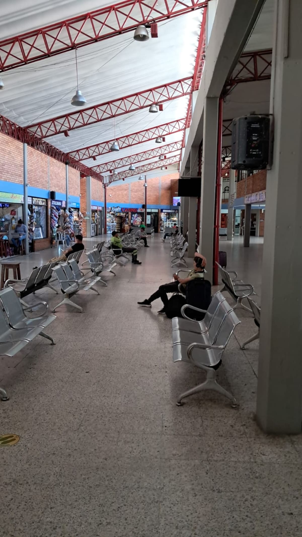 La terminal de transportes permanecía sin la llegada de pasajeros ni buses.