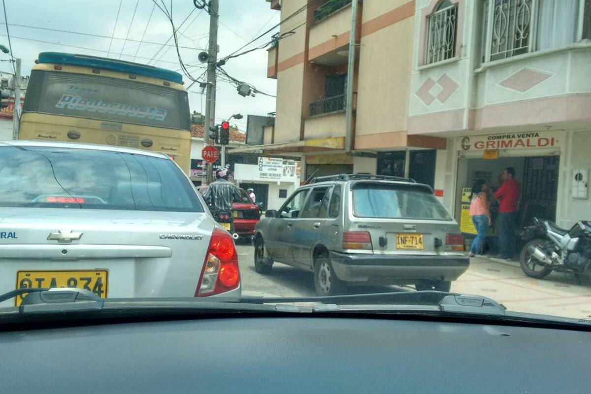 Los conductores informales dejan los vehículos mal estacionados esperando clientes para transportar, lo que afecta la movilidad en el casco antiguo. (Foto: Suministrada por Francisco Vanegas / VANGUARDIA LIBERAL)