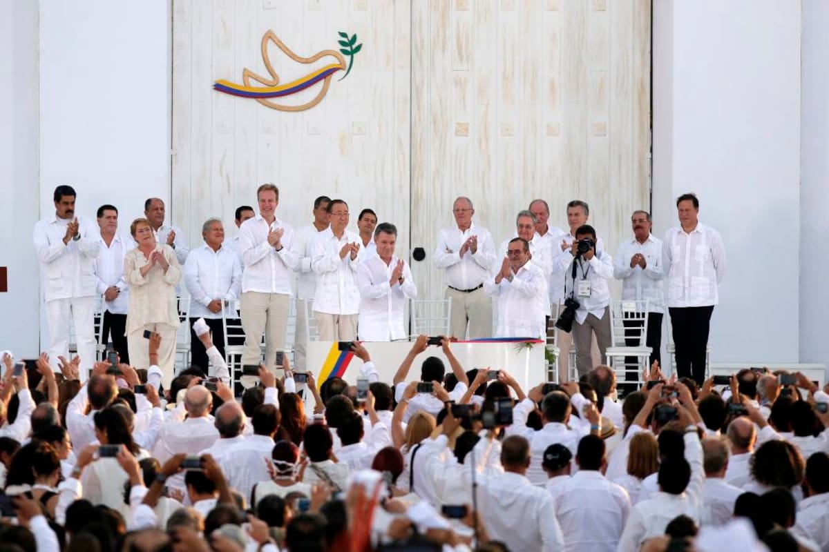 Representante de los países garantes y que apoyaron el proceso de paz en Colombia, además de otras personalidades del país y del mundo acompañaron al presidente, Juan Manuel Santos, y al líder de las Farc, Rodrigo Londoño, en el momento de la firma de la paz con este grupo armado, que hoy ya inicia su transformación a la vía de la legalidad. (Foto: Colprensa / VANGUARDIA LIBERAL)
