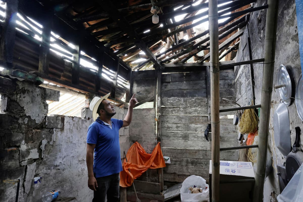 Óscar Puentes observa este sábado los daños de su casa afectada por el terremoto de magnitud 7,4 del pasado lunes, en Ansermanuevo (Colombia). Una bandera blanca con el mensaje “Ayuda, SOS”, colgada en una vivienda rural de Ansermanuevo, evidencia la angustia de los campesinos afectados por el terremoto, quienes claman por ayuda ante el riesgo de que sus casas se derrumben. EFE/ Carlos Ortega