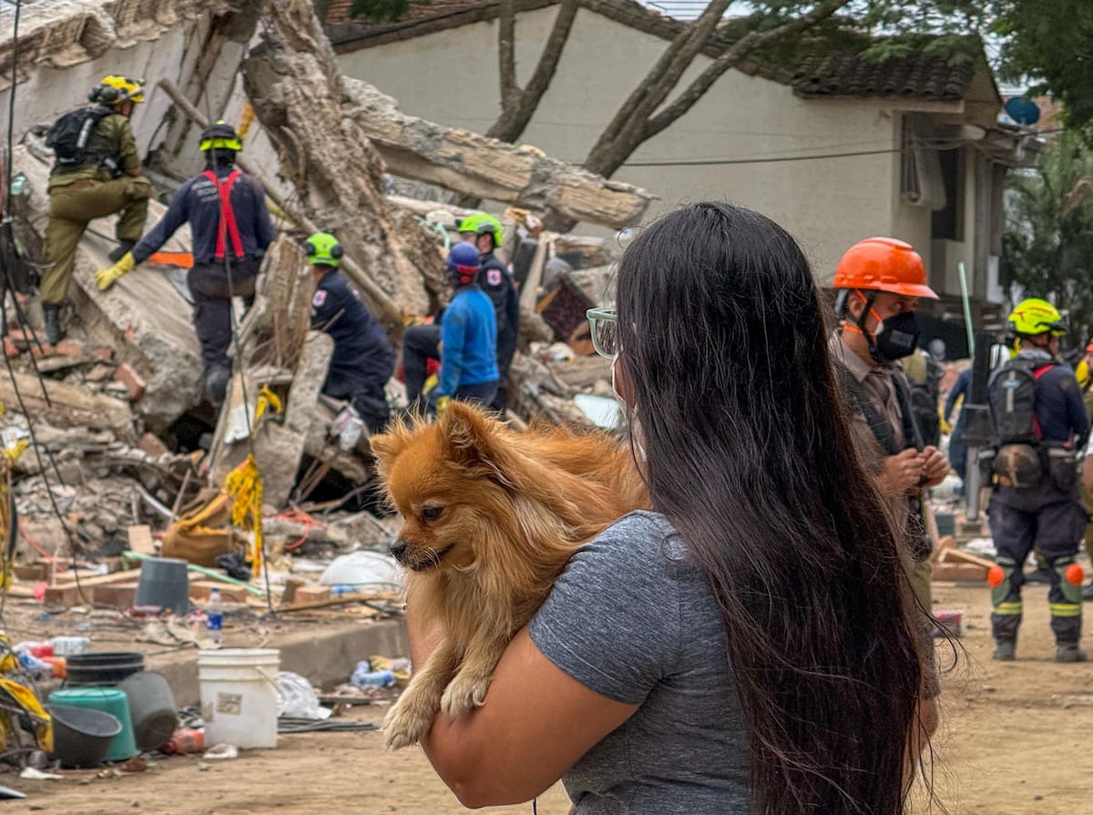 Rescatistas realizan este domingo labores de búsqueda en los escombros del edificio Torres del Limonar, destruido por el terremoto del pasado lunes, en Cali (Colombia). Una semana después, decenas de rescatistas de varios países trabajan sin descanso para tratar de recuperar los cuerpos de las personas que murieron bajo toneladas de escombros. EFE/ Mario Baos