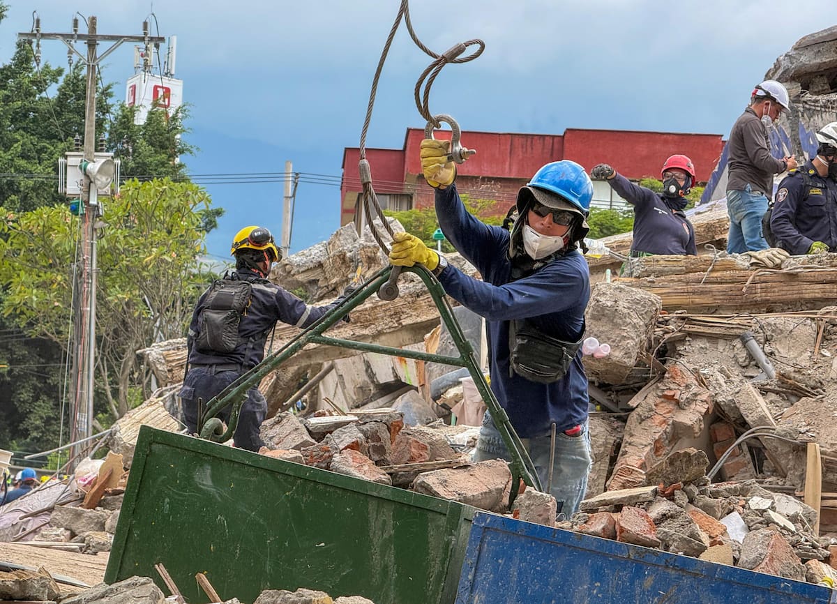 Rescatistas realizan este domingo labores de búsqueda en los escombros del edificio Torres del Limonar, destruido por el terremoto del pasado lunes, en Cali (Colombia). Una semana después, decenas de rescatistas de varios países trabajan sin descanso para tratar de recuperar los cuerpos de las personas que murieron bajo toneladas de escombros. EFE/ Mario Baos