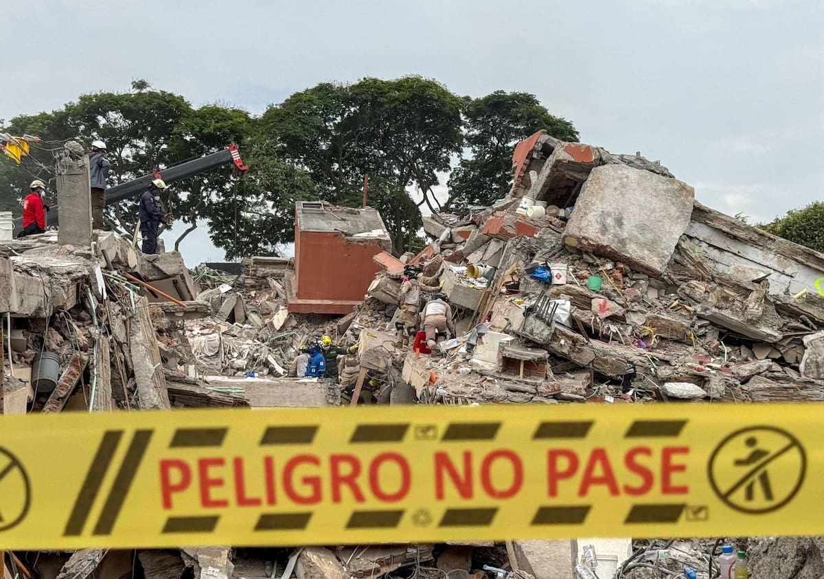 Rescatistas realizan este domingo labores de búsqueda en los escombros del edificio Torres del Limonar, destruido por el terremoto del pasado lunes, en Cali (Colombia). Una semana después, decenas de rescatistas de varios países trabajan sin descanso para tratar de recuperar los cuerpos de las personas que murieron bajo toneladas de escombros. EFE/ Mario Baos