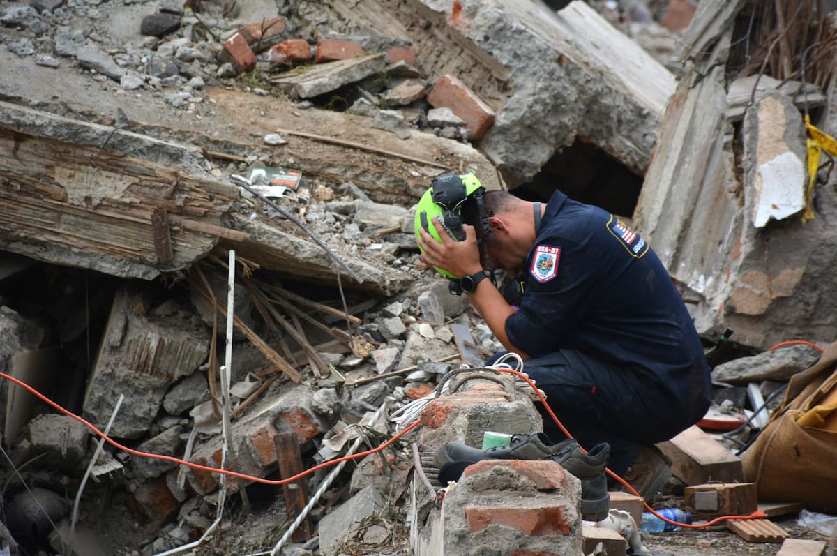 Un rescatista reacciona este domingo junto a los escombros del edificio Torres del Limonar, destruido por el terremoto del pasado lunes, en Cali (Colombia). Una semana después, decenas de rescatistas de varios países trabajan sin descanso para tratar de recuperar los cuerpos de las personas que murieron bajo toneladas de escombros. EFE/ Mario Baos