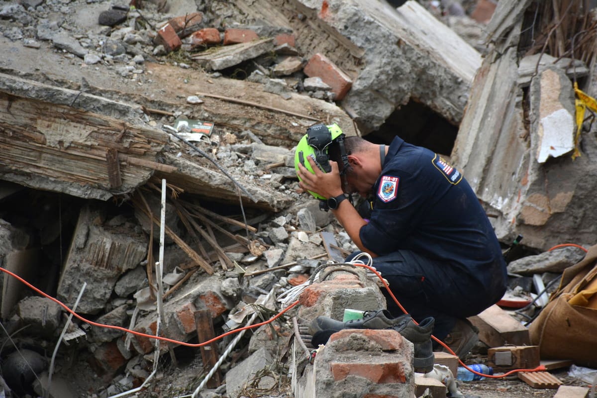 Un rescatista reacciona este domingo junto a los escombros del edificio Torres del Limonar, destruido por el terremoto del pasado lunes, en Cali (Colombia). Una semana después, decenas de rescatistas de varios países trabajan sin descanso para tratar de recuperar los cuerpos de las personas que murieron bajo toneladas de escombros. EFE/ Mario Baos