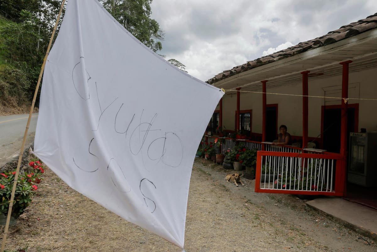 Fotografía que muestra este sábado una bandera blanca en la que se lee 'Ayuda, SOS' frente a una casa afectada por el terremoto de magnitud 7,4 del pasado lunes, en Ansermanuevo (Colombia). Una bandera blanca con el mensaje “Ayuda, SOS”, colgada en una vivienda rural de Ansermanuevo, evidencia la angustia de los campesinos afectados por el terremoto, quienes claman por ayuda ante el riesgo de que sus casas se derrumben. EFE/ Carlos Ortega