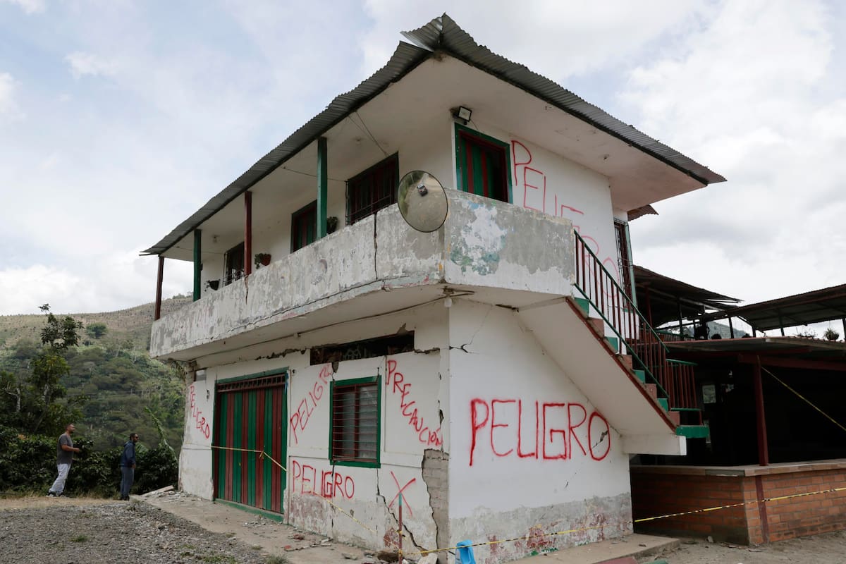 Fotografía que muestra este sábado una casa afectada por el terremoto de magnitud 7,4 del pasado lunes, en Ansermanuevo (Colombia). Una bandera blanca con el mensaje “Ayuda, SOS”, colgada en una vivienda rural de Ansermanuevo, evidencia la angustia de los campesinos afectados por el terremoto, quienes claman por ayuda ante el riesgo de que sus casas se derrumben. EFE/ Carlos Ortega