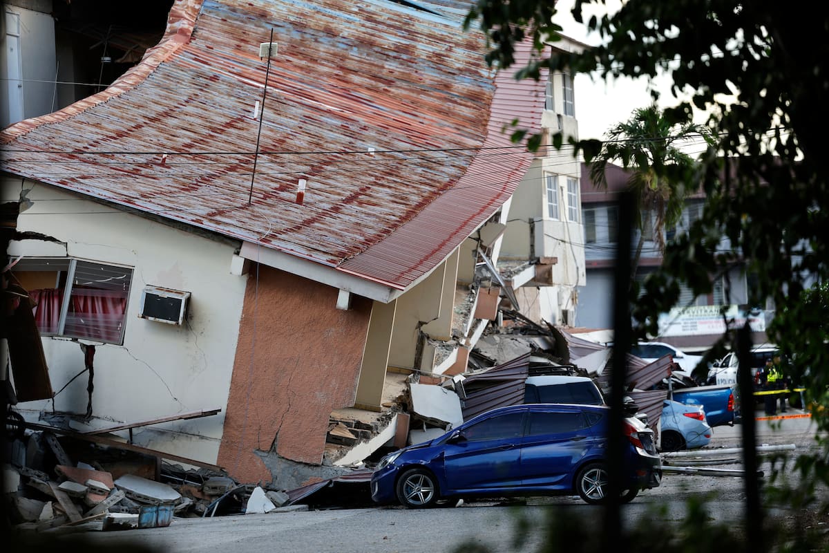 Fotografía que muestra una edificación afectada por el terremoto de magnitud 7,7 que sacudió el sureste de Panamá, con una profundidad de 10 kilómetros y generó daños en varios edificios y carreteras cercanas a la localidad de Tonosí, epicentro del temblor, en Penonomé (Panamá). EFE/ Bienvenido Velasco.
