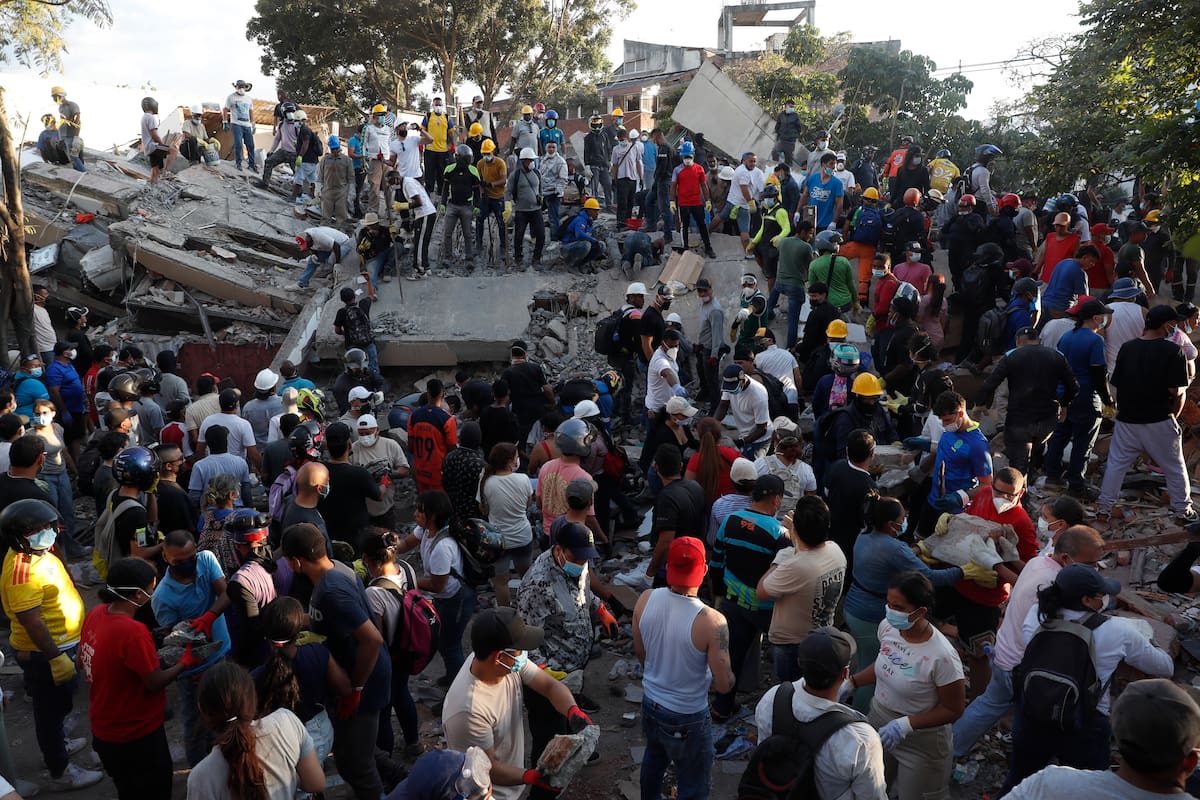 Personas trabajan en labores de rescate en una edificación colapsada por el terremoto de magnitud 7,4 que sacudió al país este lunes, en Cali (Colombia). EFE/ Ernesto Guzmán Jr