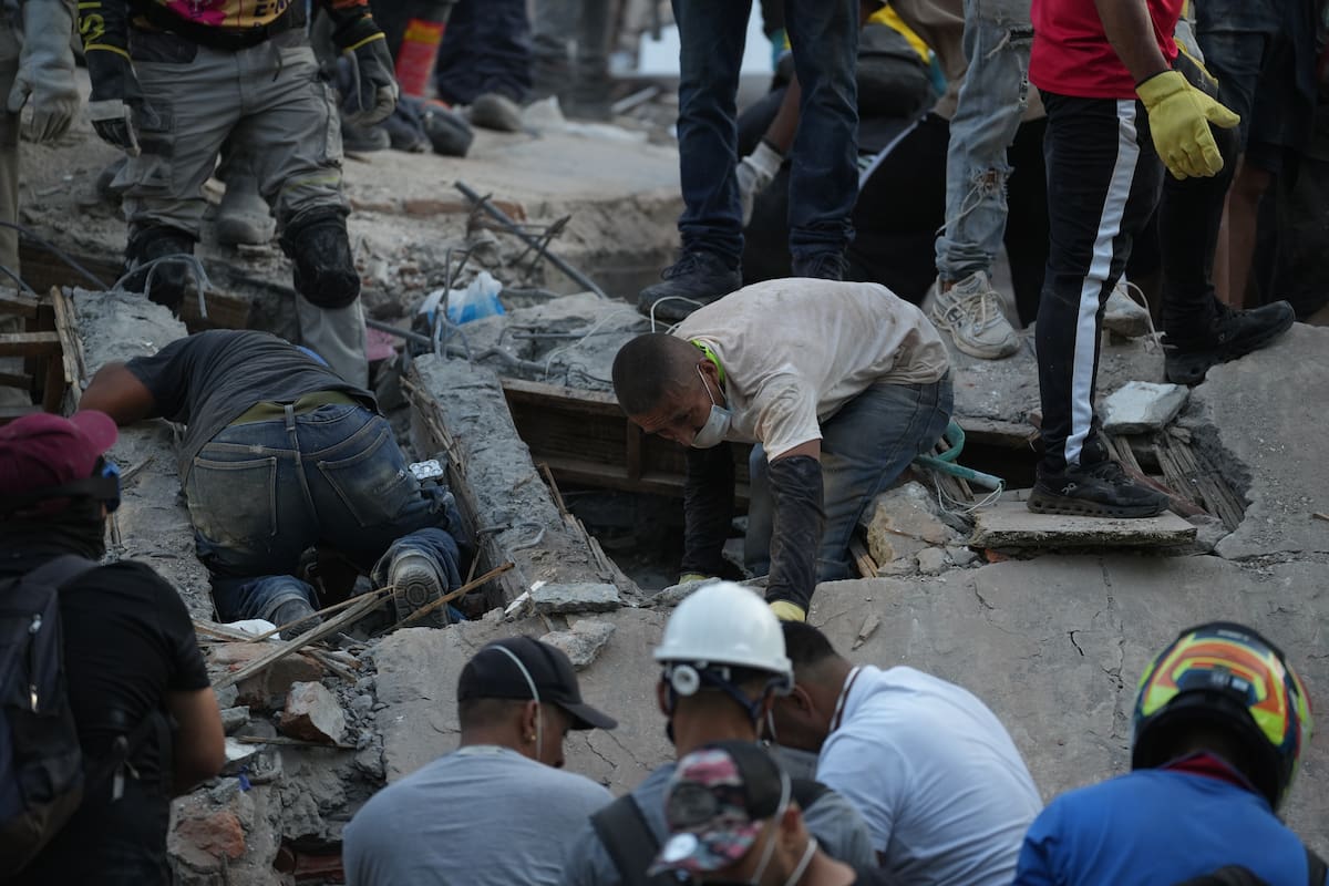 Personas trabajan en labores de rescate en una edificación colapsada por el terremoto de magnitud 7,4 que sacudió al país este lunes, en Cali (Colombia). EFE/ Ernesto Guzmán Jr
