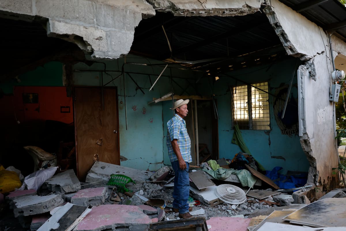 AME6203. MACARACAS (PANAMÁ), 14/10/2026.- Pedro Frías Castillo observa el interior de su casa este miércoles, donde vivía con su esposa Elena Barría Vargas y que fue afectada por el terremoto de magnitud 7,7, en Macaracas, provincia Los Santos (Panamá). Elena, de 68 años, falleció a causas del colapso de un muro en su vivienda que la dejó atrapada tras el fuerte sismo que sacudió a Panamá el mediodía del pasado viernes, según un comunicado La Caja de Seguro Social (CSS). EFE/ Bienvenido Velasco