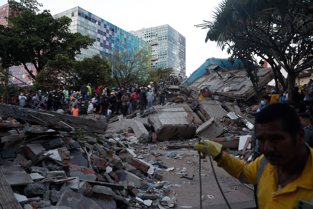 Labores de rescate en una edificación en Cali colapsada por el terremoto de magnitud 7,4 que sacudió varias zonas de Colombia. // Foto: EFE/ Ernesto Guzmán Jr.