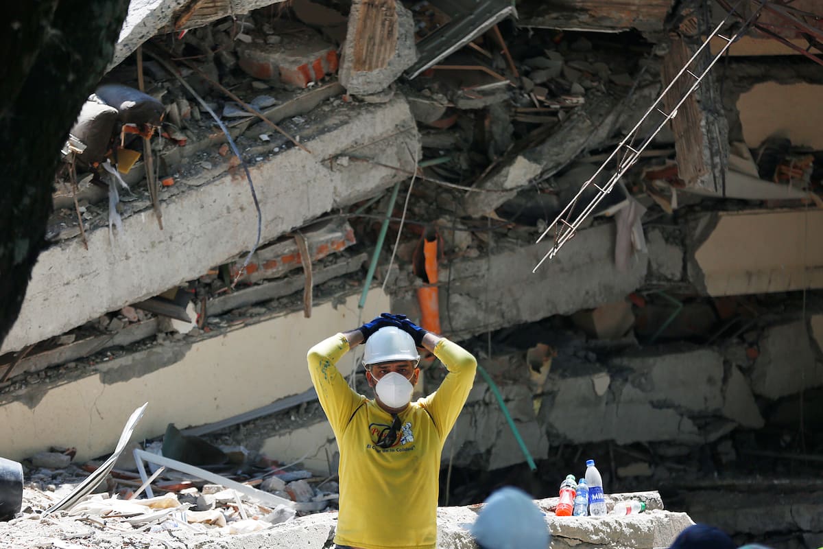 Un socorrista participa en una jornada de búsqueda entre los escombros de una edificación tras el terremoto de magnitud 7,4 que sacudió el lunes 10 de agosto de 2026 al país, este martes en Cali (Colombia).