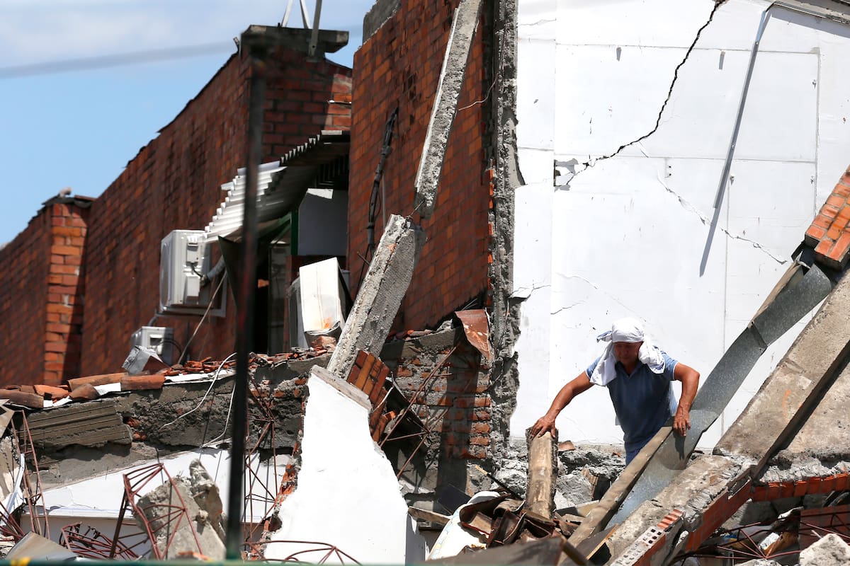 Un hombre camina entre los escombros de una edificación afectada por el terremoto de magnitud 7,4 en Cali (Colombia). // Foto: EFE/ Ernesto Guzmán.