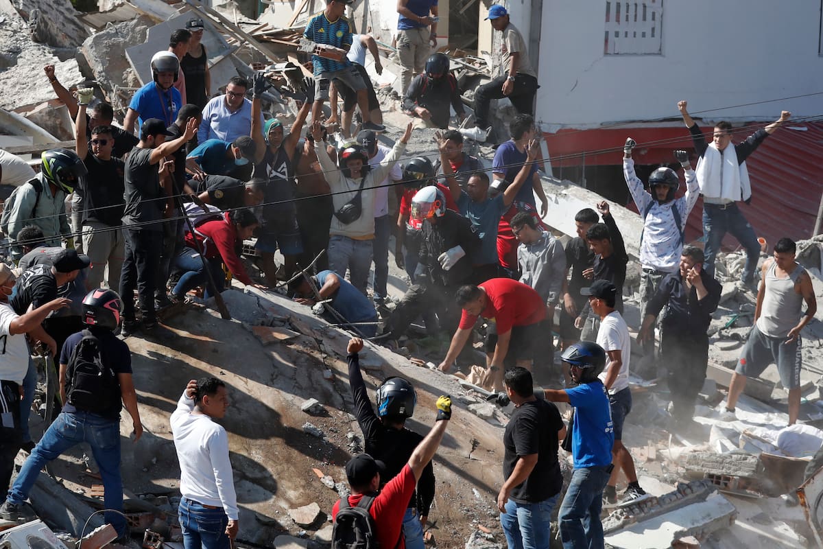 Personas buscan entre los escombros de edificaciones colapsadas por el terremoto de magnitud 7,4 que sacudió esta mañana el país, este lunes en Cali (Colombia). Al menos 27 personas murieron en el departamento del Valle del Cauca, lo que eleva a 51 la cifra de fallecidos por el sismo en todo el territorio nacional. EFE/ Ernesto Guzmán Jr