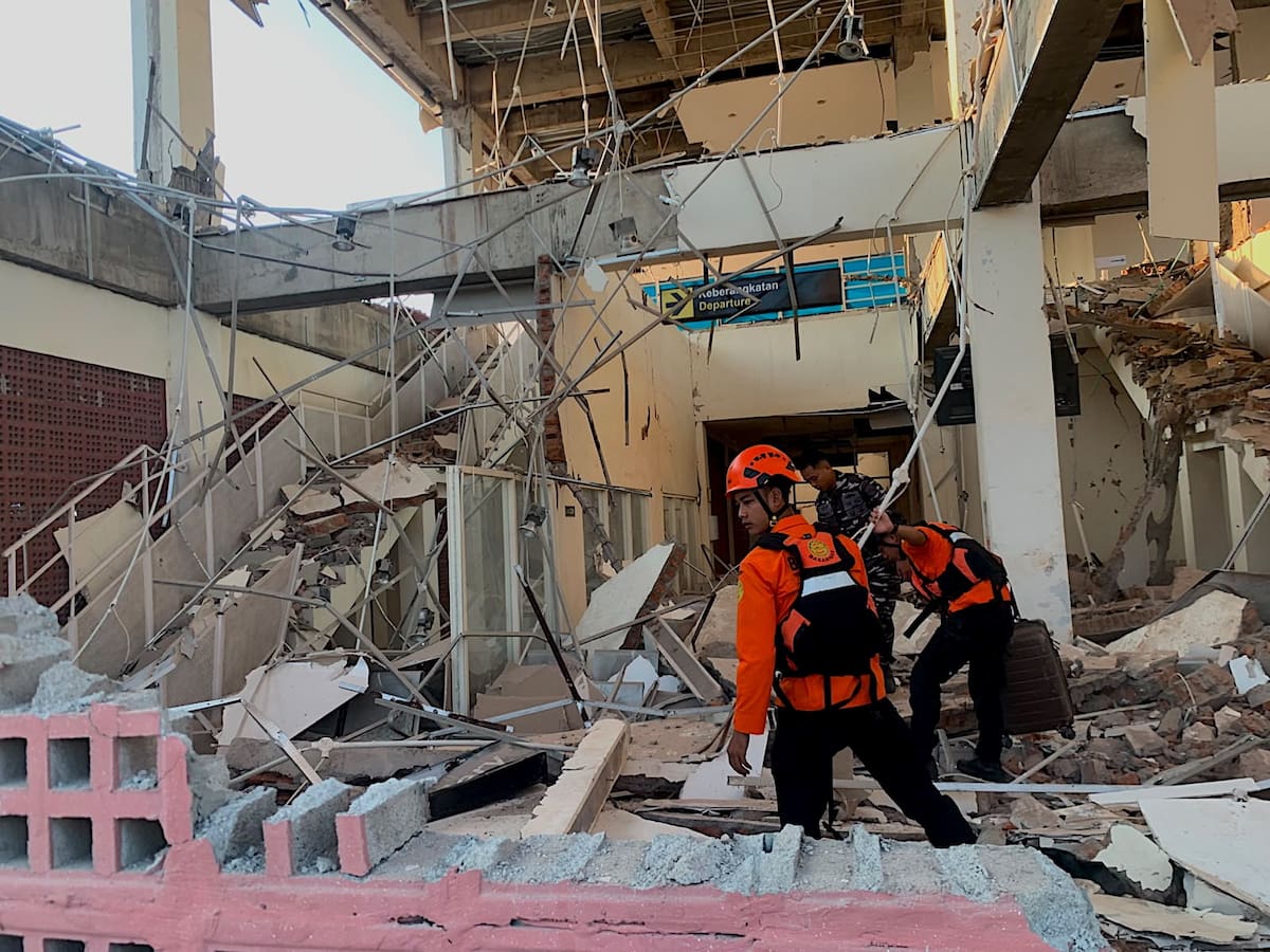 La Agencia Nacional de Búsqueda y Rescate de Indonesia (BASARNAS) muestra a los rescatistas buscando víctimas después de un terremoto de magnitud 7.7 en Maumere, provincia de Nusatenggara Oriental, Indonesia, el 15 de agosto de 2026. Un poderoso terremoto sacudió la costa de la isla de Flores en Indonesia, causando la muerte de personas y activando una alerta de tsunami.
