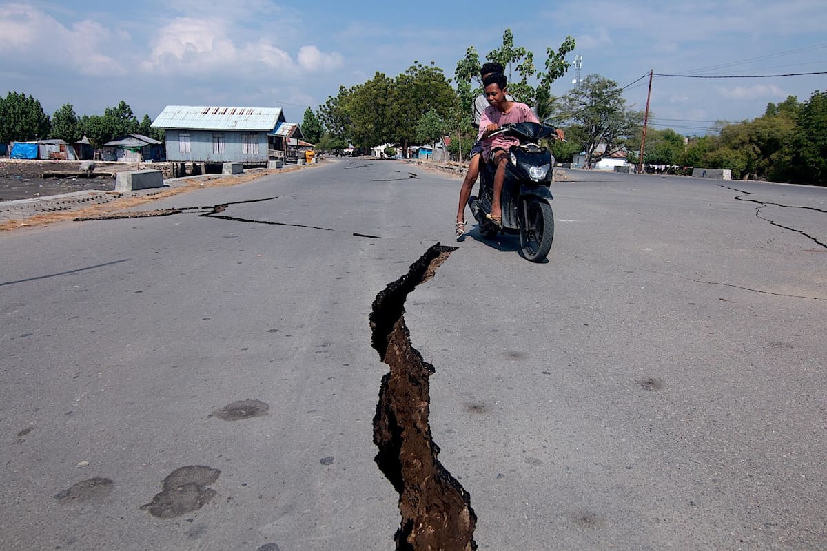 Un terremoto de magnitud 7.7 sacudió la provincia de Nusatenggara Oriental (East Nusa Tenggara) en Indonesia el 15 de agosto de 2026, dejando decenas de personas muertas y activando una alerta de tsunami menor.
