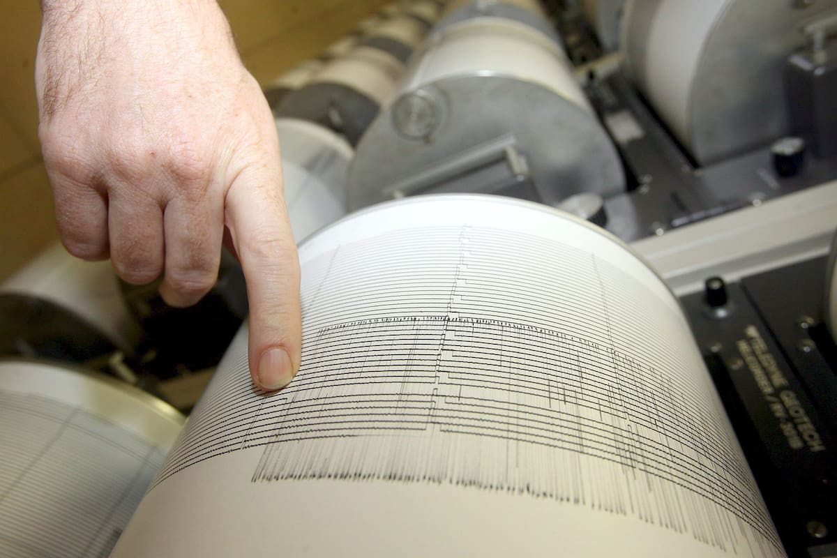 En la imagen de archivo, un geólogo sin identificar sigue a través de un sismógrafo la evolución de un terremoto de magnitud 5,7. EFE/Claudio Peri.