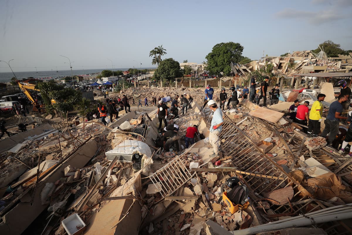 Personas realizan labores de búsqueda en una zona afectada por un terremoto este viernes, en La Guaira (Venezuela). //EFE - Ronald Peña R.