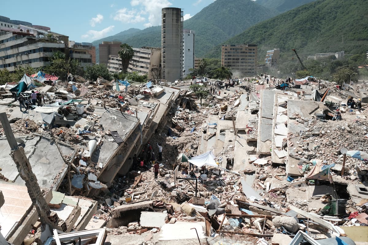 Fotografía que muestra edificios colapsados tras los terremotos en La Guaira (Venezuela). EFE/ Xaume Olleros.