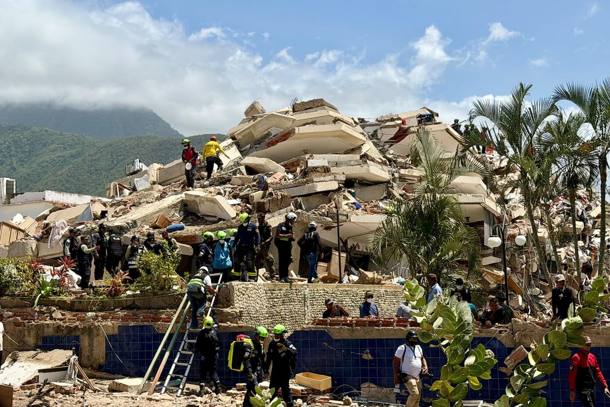 Equipo de rescate de Colombia USAR COL-1 rescata a un niño tras el temblor en Venezuela. // Foto: Colprensa- Cortesía (UNGRD).