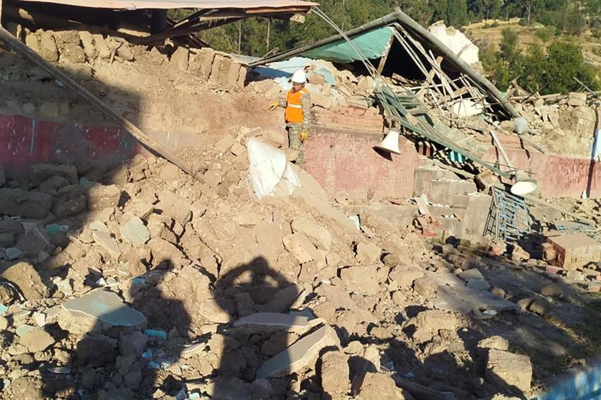 Fotografía cedida por el Ministerio de Defensa de Perú que muestra a un integrante de las Fuerzas Armadas removiendo escombros tras un sismo en la provincia de Chupaca, en la región de Junín (Perú). Al menos seis personas fallecieron y más de treinta resultaron heridas por el sismo de magnitud 5,1, y una posterior réplica de 3,7, que afectó durante la noche de este sábado la provincia de Chupaca, en la región de Junín, en la sierra central de Perú, informaron fuentes oficiales. EFE/ Ministerio de Defensa de Perú