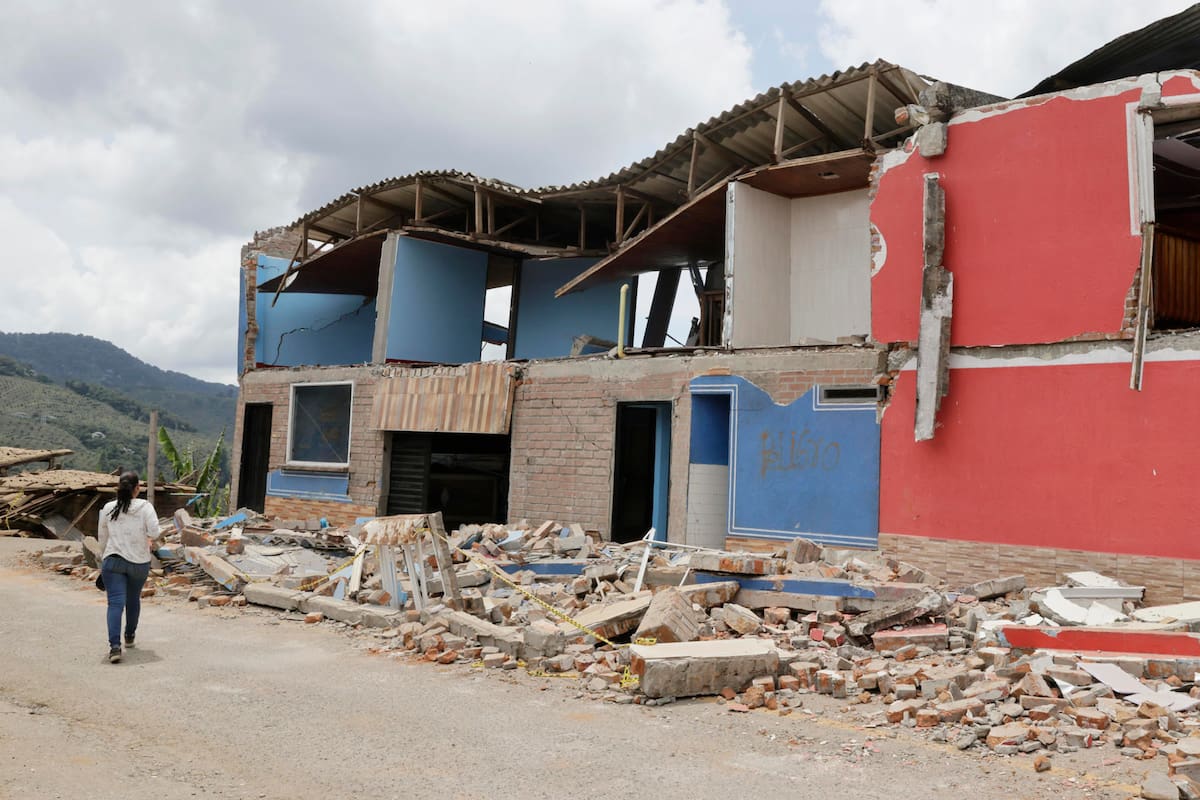 Fotografía que muestra este sábado casas afectadas por el terremoto de magnitud 7,4 del pasado lunes, en Ansermanuevo (Colombia). Una bandera blanca con el mensaje “Ayuda, SOS”, colgada en una vivienda rural de Ansermanuevo, evidencia la angustia de los campesinos afectados por el terremoto, quienes claman por ayuda ante el riesgo de que sus casas se derrumben. EFE/ Carlos Ortega