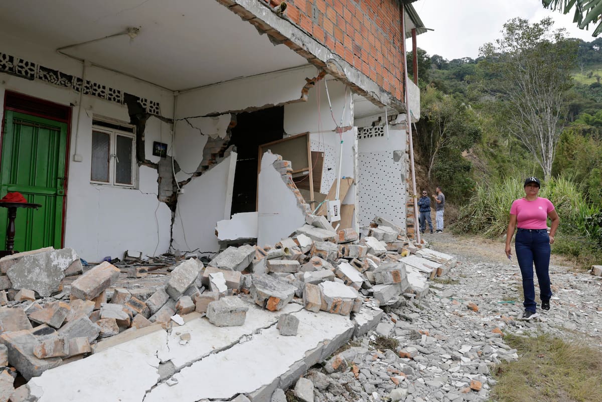 Johanna Castañeda camina este sábado frente a su casa afectada por el terremoto de magnitud 7,4 del pasado lunes, en Ansermanuevo (Colombia). Una bandera blanca con el mensaje “Ayuda, SOS”, colgada en una vivienda rural de Ansermanuevo, evidencia la angustia de los campesinos afectados por el terremoto, quienes claman por ayuda ante el riesgo de que sus casas se derrumben. EFE/ Carlos Ortega