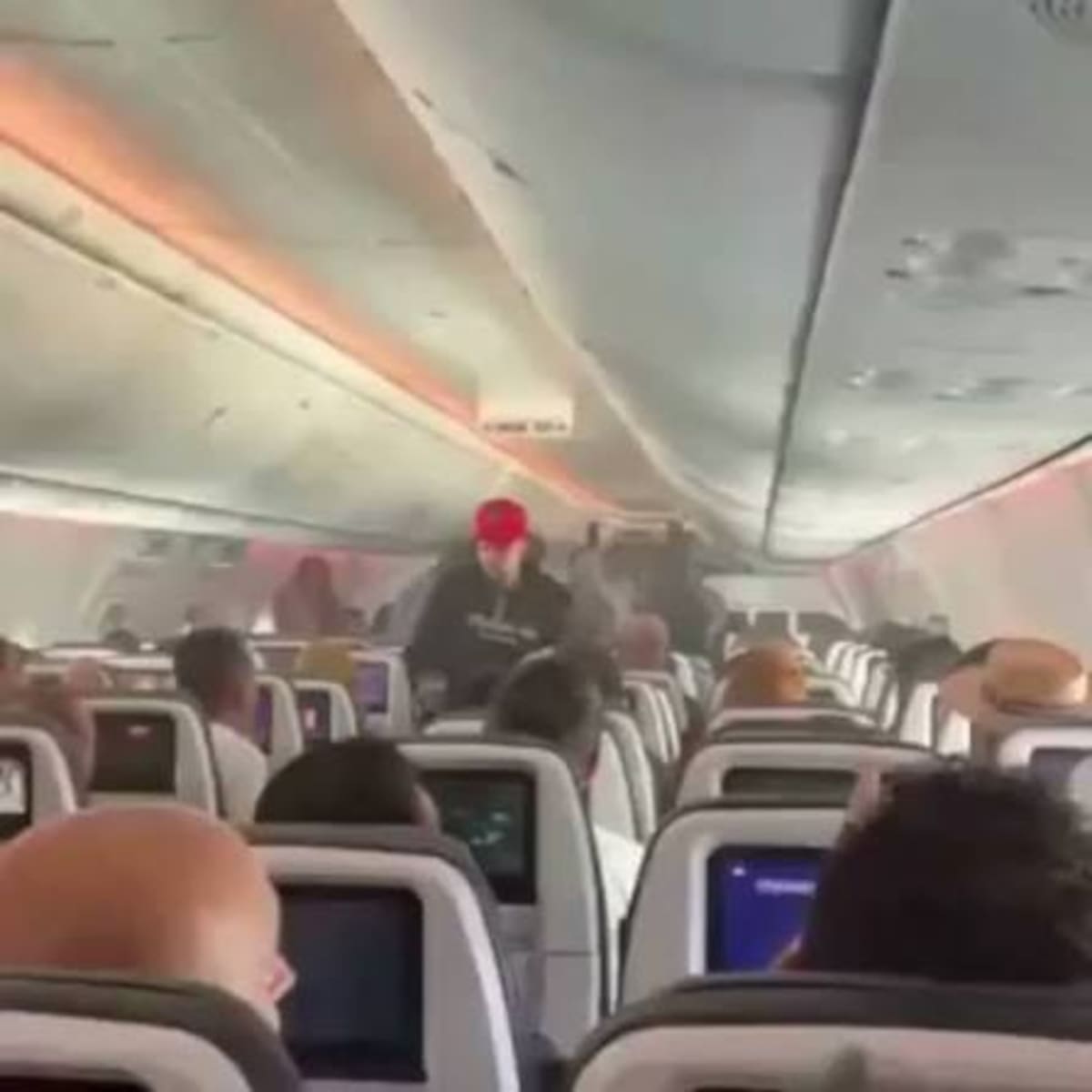 Momentos de terror fueron captados por los pasajeros del Boeing 737 de la aerolínea iraní Sepehran Airlines, aeronave que tuvo que regresar al aeropuerto de Mashhad, Irán, momentos después de despegar ya que sufrió un problema en uno de sus neumáticos durante el despegue.
