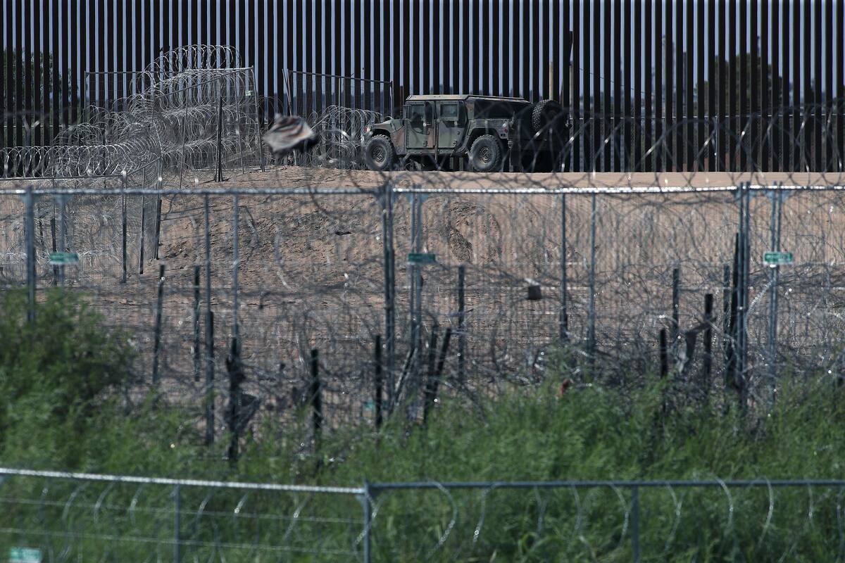 Fotografía del 6 de agosto de 2024 que muestra barricadas de alambre de púas, en el muro fronterizo desde Ciudad Juárez, Chihuahua (México). El Gobierno de Texas instaló una tercera barrera de alambre de navajas en el río Bravo (o Grande), en la frontera con México, pese a las críticas del Gobierno mexicano y los riesgos para migrantes, según constató este miércoles EFE en Ciudad Juárez. EFE/ Luis Torres