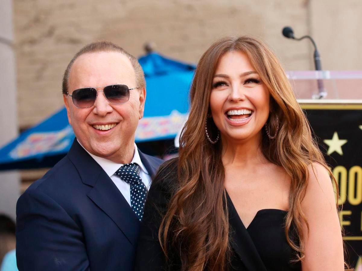 Cuando la celebridad mexicana, Thalía, tenía 27 años, conoció al empresario Tommy Mottola a través de una cita a ciegas organizada por amigos. Él tenía 49 años en ese momento. A pesar de la diferencia de edad, su relación floreció y se casaron en el año 2000, teniendo dos hijos juntos. Actualmente, siguen demostrando su amor en las redes sociales. Foto: EFE / VANGUARDIA