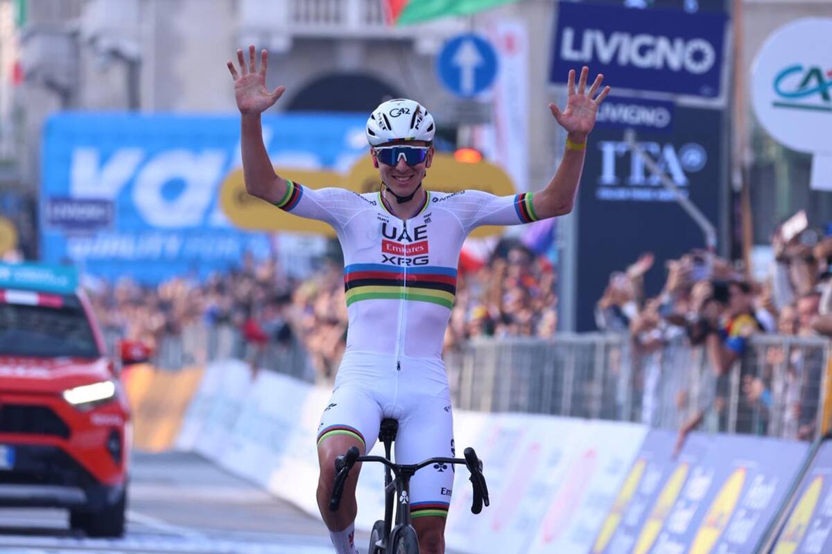 BERGAMO (Italy), 11/10/2025.- Slovenian rider Tadej Pogacar of UAE Team Emirates wins the 119th Il Lombardia cycling race, from Como to Bergamo (241 km), in Bergamo, Italy, 11 October 2025. (Ciclismo, Italia) EFE/EPA/MICHELE MARAVIGLIA