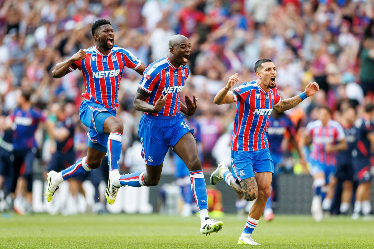 LONDON (United Kingdom), 10/08/2025.- (L-R) Jefferson Lerma of Crystal Palace, Jean-Philippe Mateta of Crystal Palace and Daniel Munoz of Crystal Palace celebrate winning the FA Community Shield trophy following a penalty shoot-outs against Liverpool at the Wembley Stadium in London, Great Britain, 10 August 2025. (Gran Bretaña, Reino Unido, Londres) EFE/EPA/TOLGA AKMEN