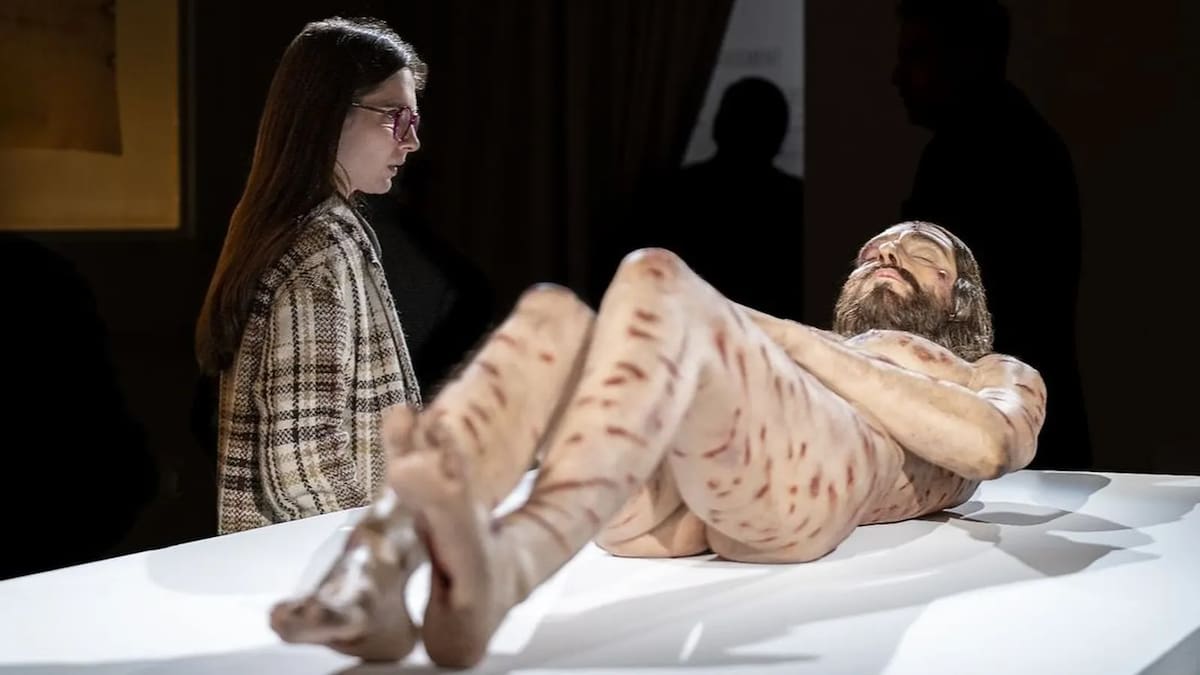 Así luciría el cuerpo de Cristo según los científicos y forenses que analizaron la Sábana Santa. La exposición inmersiva 'The Mystery Man' llega a Estados Unidos (FIU en Miami) revelando una escultura hiperrealista que detalla cada herida y rasgo anatómico.