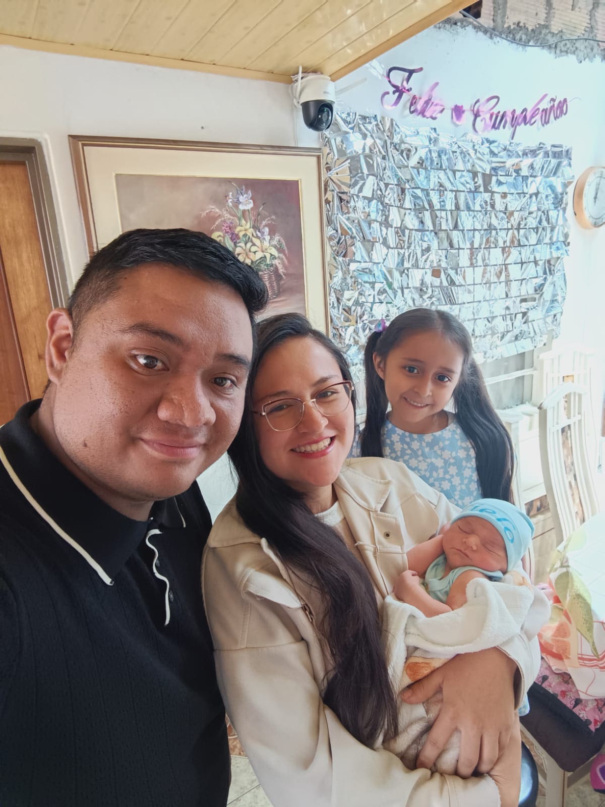 Thiago Matteo López Barreto les llegó de repente en el cojín trasero del carro que debía llevar a Dayana Barreto a la clínica. Luciana López Barreto está feliz con el hermanito. FOTO: SUMINISTRADA