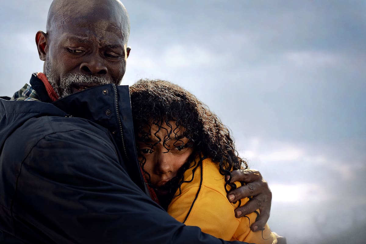 Fotograma cedido por Netflix donde aparece Djimon Hounsou como Dr. Dale Edwards y Whitney Peak como Dakota durante una escena de la película 'Thrash'. Un huracán categoría 5 que destroza una comunidad del sur de Estados Unidos y la inunda de tiburones hace que 'Thrash', ahora disponible en Netflix, sea "muy relevante" ante el temor al cambio climático, expresan sus protagonistas en una entrevista con EFE. EFE/ Ben King/ Netflix /SOLO USO EDITORIAL/ NO VENTAS/ SOLO DISPONIBLE PARA ILUSTRAR LA NOTICIA QUE ACOMPAÑA (CRÉDITO OBLIGATORIO)
