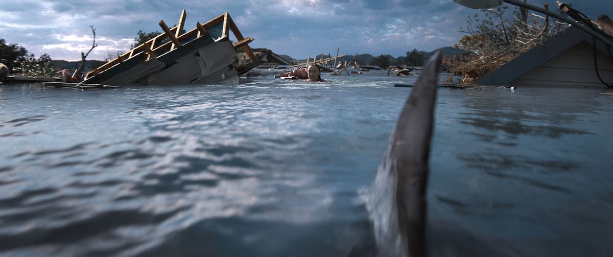 Fotograma cedido por Netflix donde aparece Phoebe Dynevor como Lisa durante una escena de la película 'Thrash'. Un huracán categoría 5 que destroza una comunidad del sur de Estados Unidos y la inunda de tiburones hace que 'Thrash', ahora disponible en Netflix, sea "muy relevante" ante el temor al cambio climático.