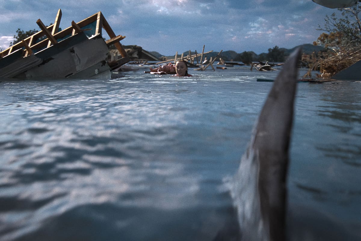 Fotograma cedido por Netflix donde aparece Phoebe Dynevor como Lisa durante una escena de la película 'Thrash'. Un huracán categoría 5 que destroza una comunidad del sur de Estados Unidos y la inunda de tiburones hace que 'Thrash', ahora disponible en Netflix, sea "muy relevante" ante el temor al cambio climático.