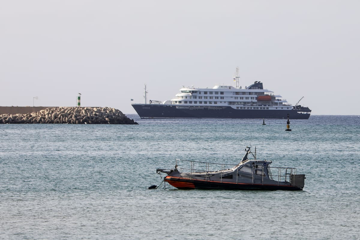 Praia (Cape Verde), 04/05/2026.- Dutch cruise ship MV Hondius (back) is anchored off the coast of the city of Praia on the island of Santiago, Cape Verde, 04 May 2026, after three people died onboard from an acute respiratory syndrome. The World Health Organization (WHO) reported one confirmed case and five additional suspected cases of hantavirus infection on the vessel sailing in the Atlantic Ocean. Three of those affected have died and one is currently in intensive care in South Africa. (Cabo Verde, Sudáfrica) EFE/EPA/ELTON MONTEIRO