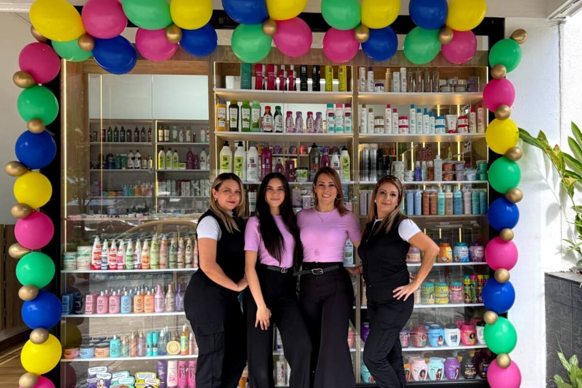 Karina Casas, Nikol Picón, Yudy Ferreira estilista profesional y propietaria, Diana Cano. Suministrada / VANGUARDIA
