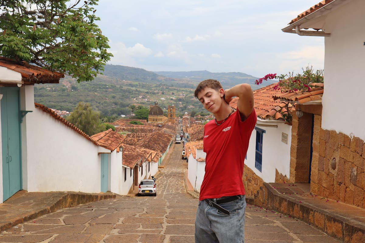 Antes de llegar a Colombia, el influencer Carlos Galán nunca había oído hablar de Bucaramanga. Sin embargo, su paso por Santander transformó esa percepción: la arquitectura, el orden de la ciudad y la experiencia cultural lo llevaron a calificar su visita como una de las más gratas de su estancia en el país.