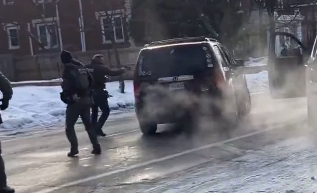 Tiroteo en Mineápolis durante una redada del ICE: un agente asesinó a una mujer tras un supuesto intento de atropello.