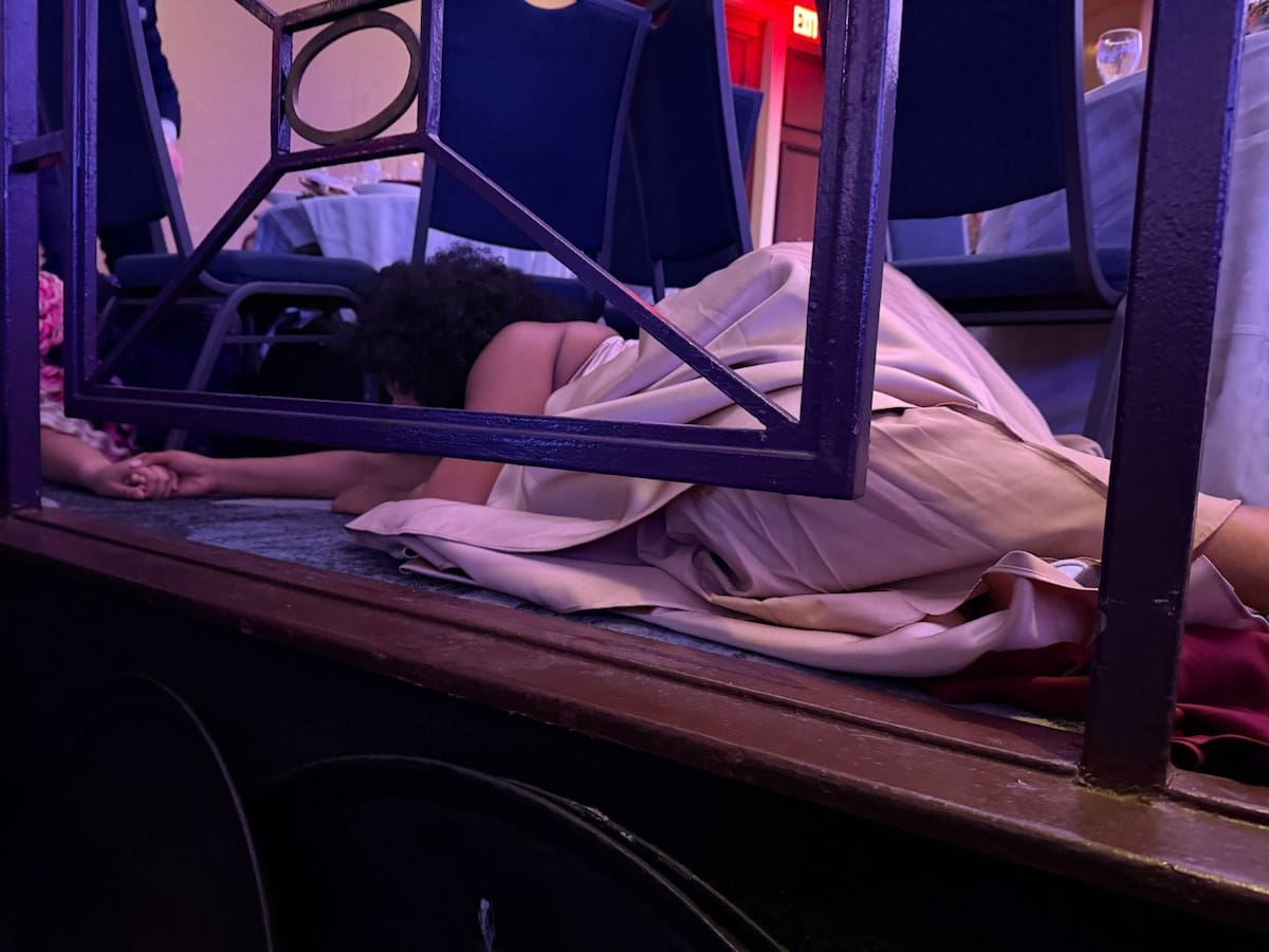 Fotos impactantes que muestran el pánico total dentro del salón de baile del Hilton en Washington, donde asistía el presidente Donald Trump.