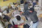 Video capta ataque armado en cevichería que desata pánico entre comensales: cinco muertos