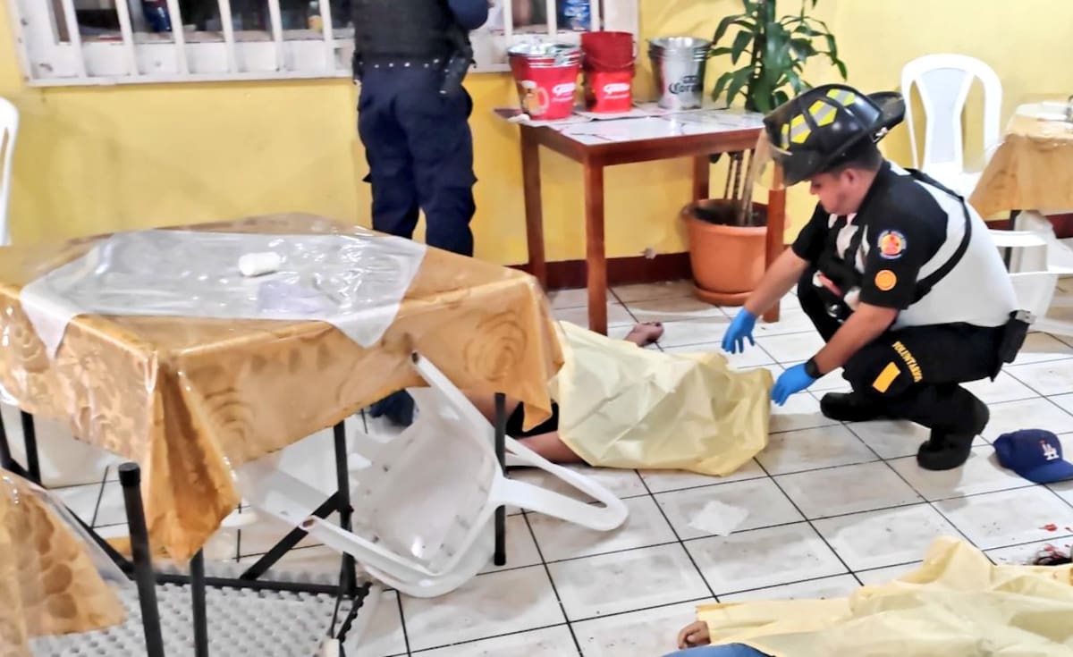 Captan en video brutal ataque armado dentro de una cevichería en la Zona 6 de Guatemala.