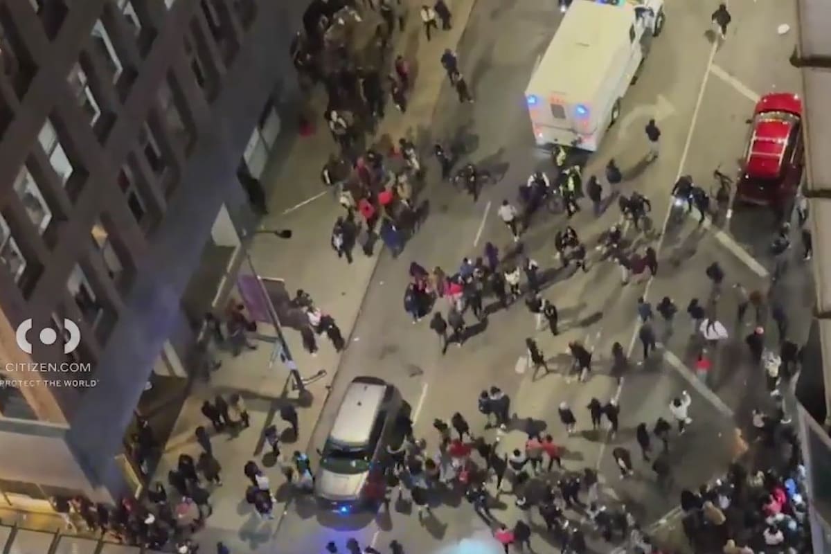 Chicago vivió una noche marcada por la violencia armada con dos tiroteos que dejaron una víctima mortal de 14 años y al menos 15 personas heridas. / Captura de pantalla