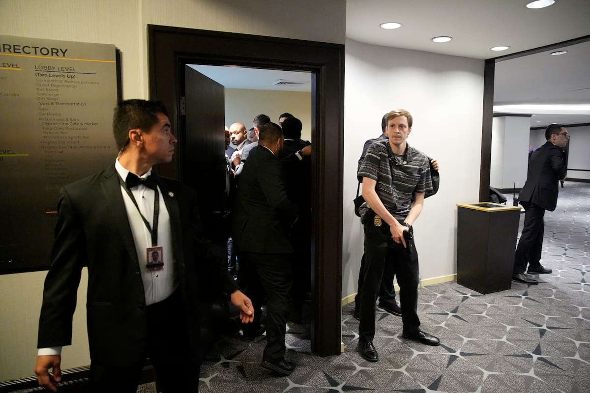 El presidente Trump y los miembros del Gabinete fueron escoltados fuera del salón principal por el Servicio Secreto y los U.S. Marshals.