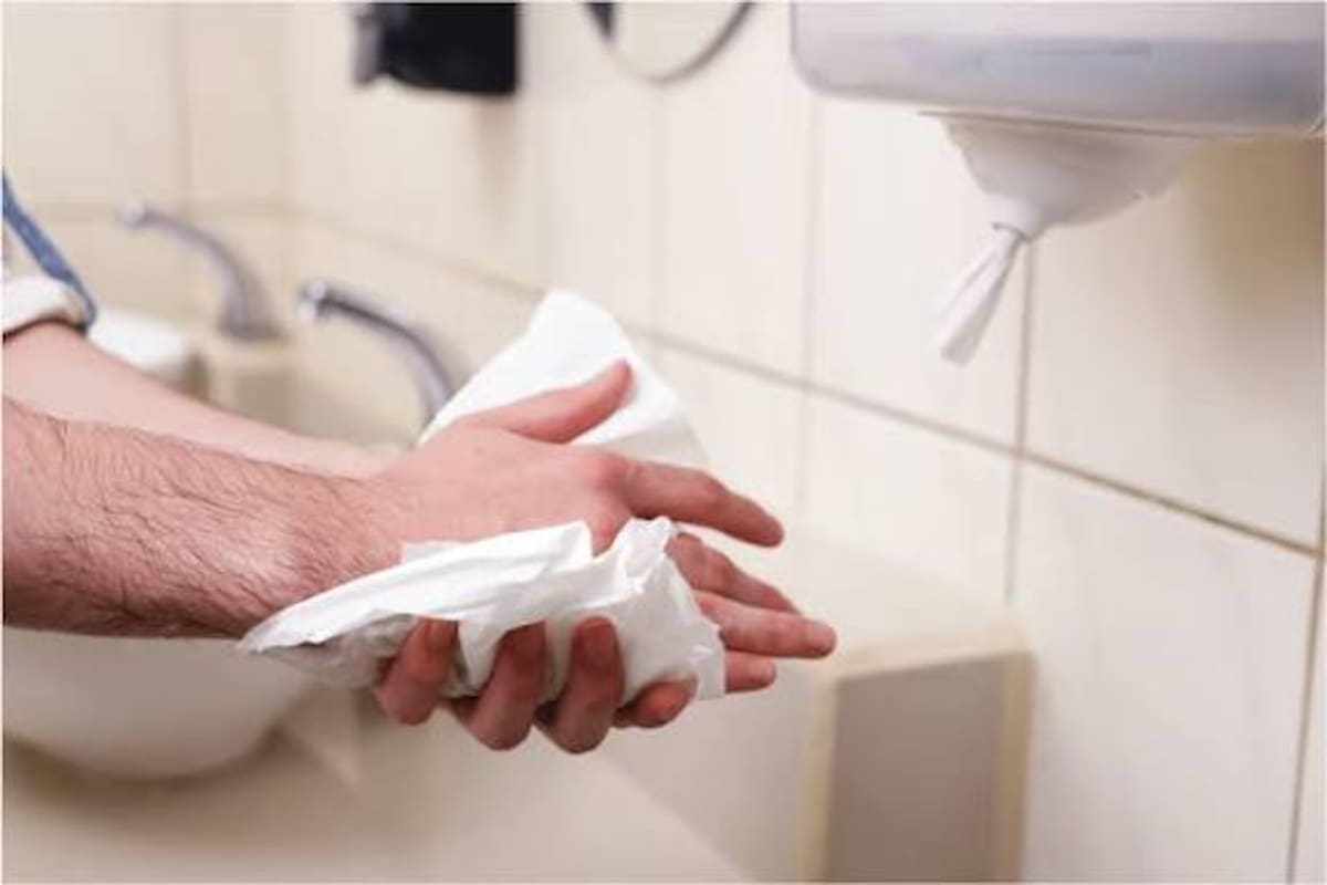 El secador de manos de los baños públicos podría dispersar bacterias: por qué recomiendan usar toallas de papel.