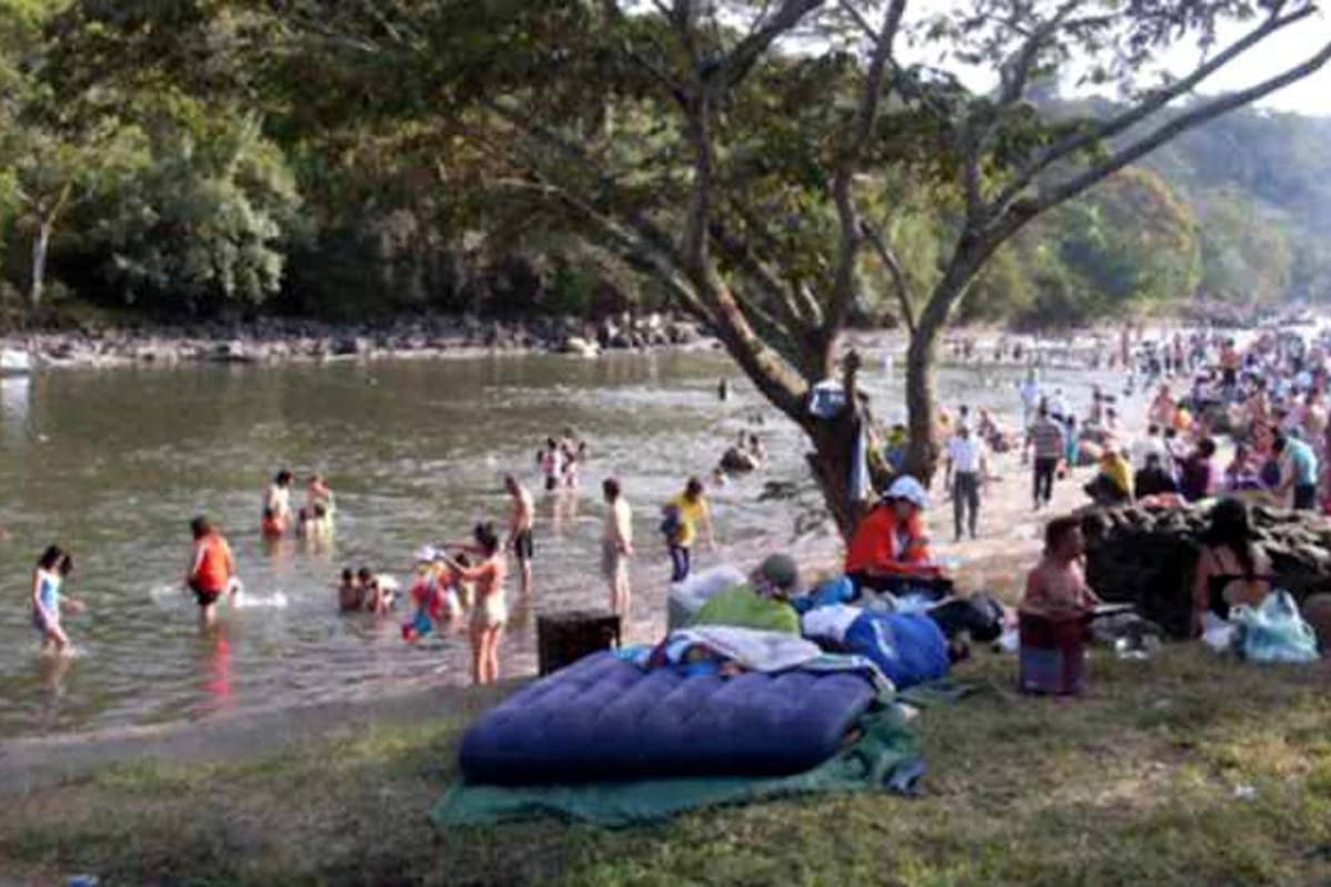 Por tradición las familias de Barbosa y otros lugares del Departamento y Colombia llegan para congregarse en el Festival del Río Suárez que se desarrollará durante el primer puente festivo de enero. (Foto: Archivo /VANGUARDIA LIBERAL )